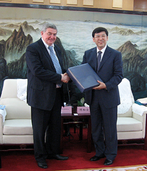 Председатель ГКНТ И.В.Войтов и Вице-президент Академии наук Китая Инь Хэцзюнь